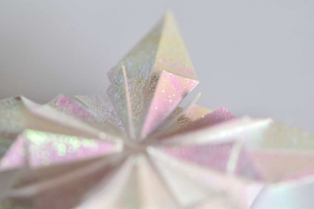 göra snöflingor i papper origami