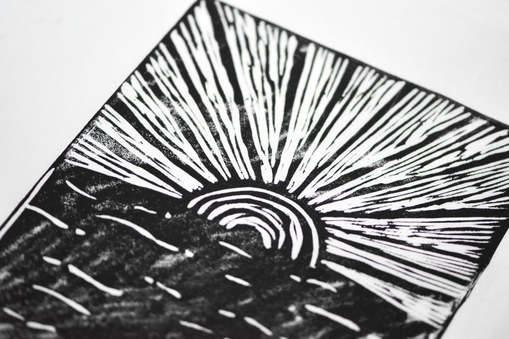 grafiskt linoleumtryck i svart och vitt