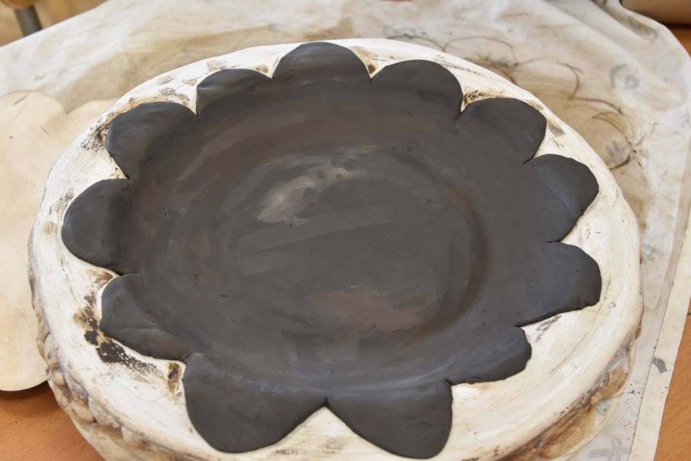 göra en blomformad skål i keramik