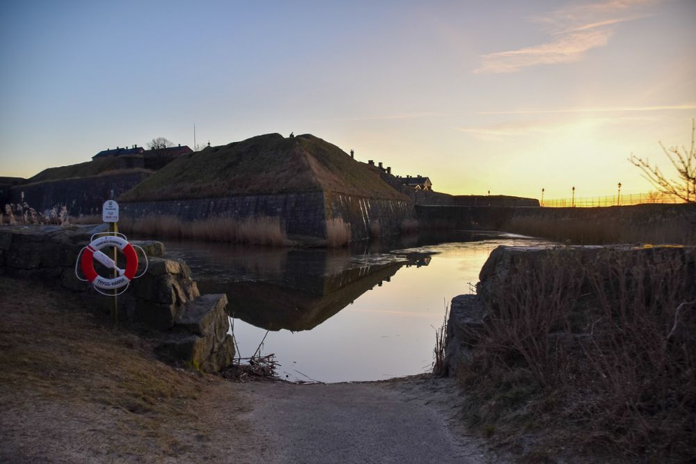 foto på varbergs fästning i tidigt kvällsljus februari
